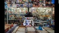 Foto-foto Lucu Bocah yang Sibuk Eksplorasi Lingkungan dengan Kostum Astronot