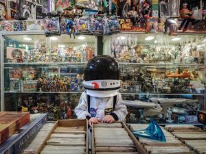 Foto-foto Lucu Bocah yang Sibuk Eksplorasi Lingkungan dengan Kostum Astronot