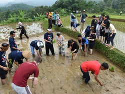 Kesan Istimewa Delegasi World Village Conference setelah Nyawah di Purwakarta