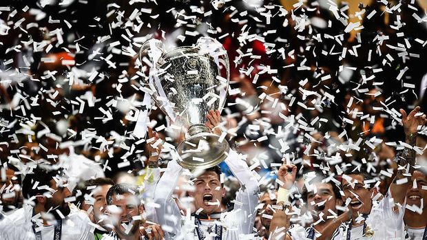 LISBON, PORTUGAL - MAY 24:  Cristiano Ronaldo of Real Madrid lifts the Champions league trophy during the during the UEFA Champions League Final between Real Madrid and Atletico de Madrid at Estadio da Luz on May 24, 2014 in Lisbon, Portugal.  (Photo by Laurence Griffiths/Getty Images)