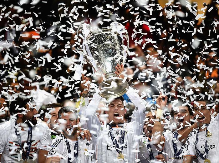 Final Liga Champions 2014: Madrid vs Atletico LISBON, PORTUGAL - MAY 24: Cristiano Ronaldo of Real Madrid lifts the Champions league trophy during the during the UEFA Champions League Final between Real Madrid and Atletico de Madrid at Estadio da Luz on May 24, 2014 in Lisbon, Portugal. (Photo by Laurence Griffiths/Getty Images)