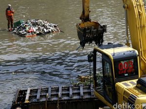 Pembersihan Sampah di Kanal Banjir Timur