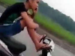 Remaja Ini Asyik Menelepon Sambil Nyetir Motor Pakai Kaki
