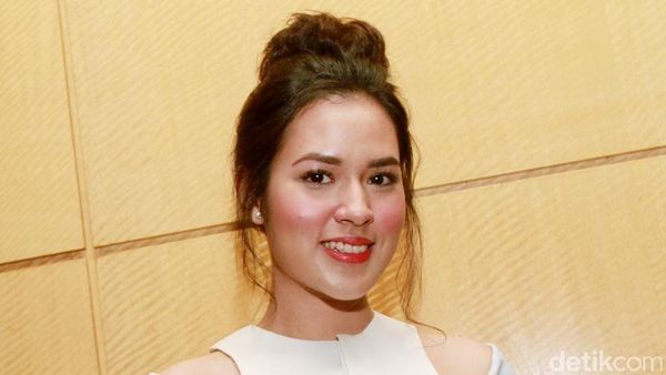 Raisa Cantik dengan Gaya Rambut Cepol, Setuju?