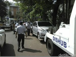 1.554 Kendaraan di Jaksel Ditindak, Mulai Cabut Pentil Hingga Diderek