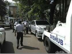 2 Hari, 135 Motor dan 30 Mobil yang Parkir Liar di Jaksel Ditertibkan