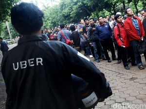 Ribuan Orang Antre Daftar Driver UberMotor Ribuan Orang Antre Daftar Driver UberMotor