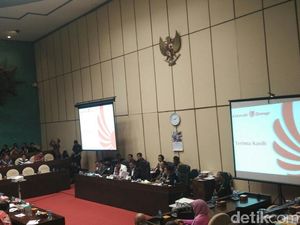 Puluhan Pramugari dan Pilot Lion Air Keluhkan Nasib di Komisi V DPR Puluhan Pramugari dan Pilot Lion Air Keluhkan Nasib di Komisi V DPR