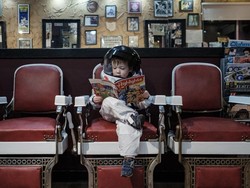 Unik! Bocah Ini Eksplorasi Lingkungan dengan Kostum Astronot