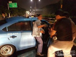 Taksi Kecelakaan di KM 17 Tol Angke Arah Bandara, Lalin Tersendat