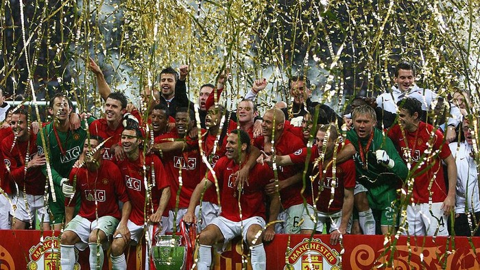 MOSCOW - MAY 21:  Manchester United players celebrate with the trophy following their teams victory during the UEFA Champions League Final match between Manchester United and Chelsea at the Luzhniki Stadium on May 21, 2008 in Moscow, Russia.  (Photo by Alex Livesey/Getty Images)