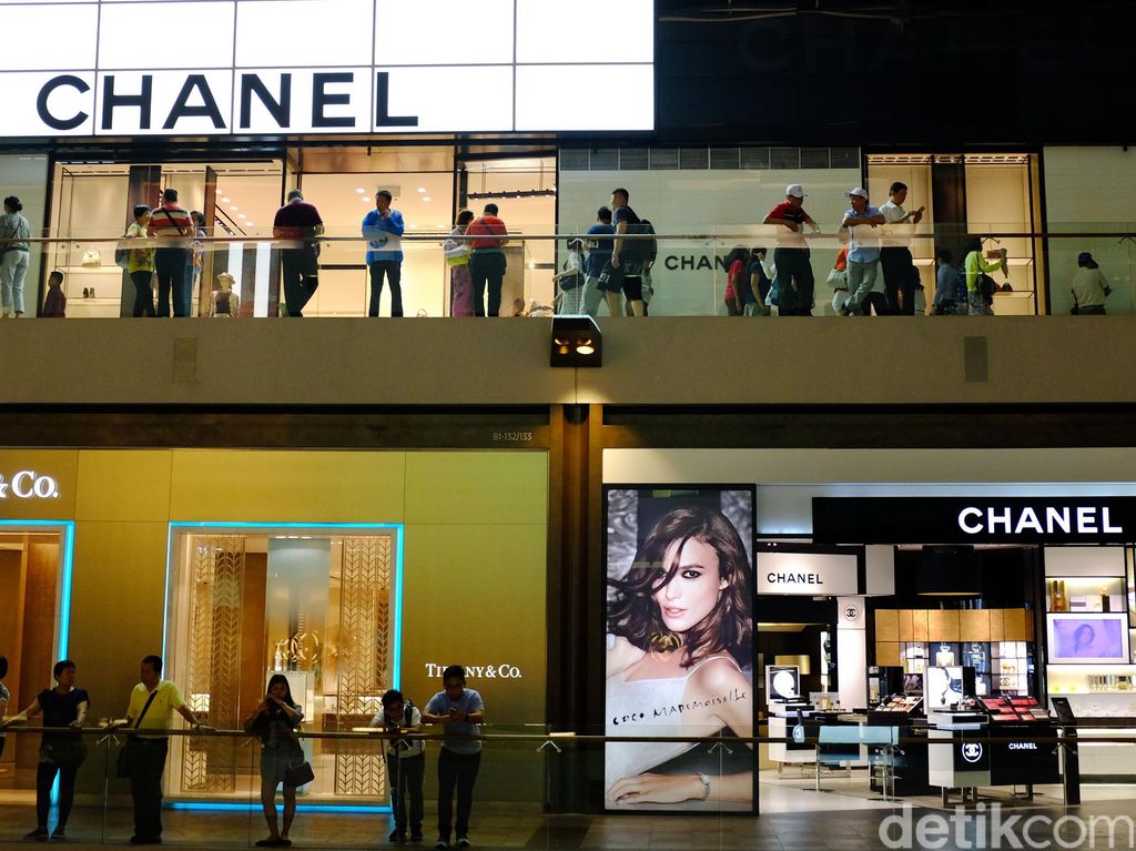 Chanel Setop Jual Produk Pakaian hingga Parfum ke Orang Rusia