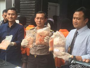 Polisi Sita 1,5 Ton Ayam Beku Kedaluwarsa Hasil Curian di Tangerang