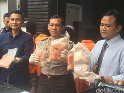 Polisi Sita 1,5 Ton Ayam Beku Kedaluwarsa Hasil Curian di Tangerang