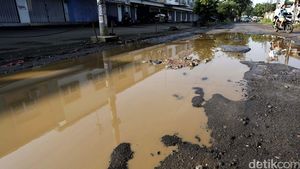 Wajah Jalan di Bojongkulur Bak Kubangan Sawah