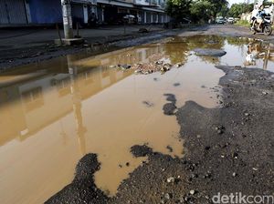 Wajah Jalan di Bojongkulur Bak Kubangan Sawah