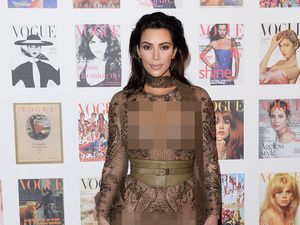 Seksinya Kim Kardashian Bergaun Menerawang Motif Ular