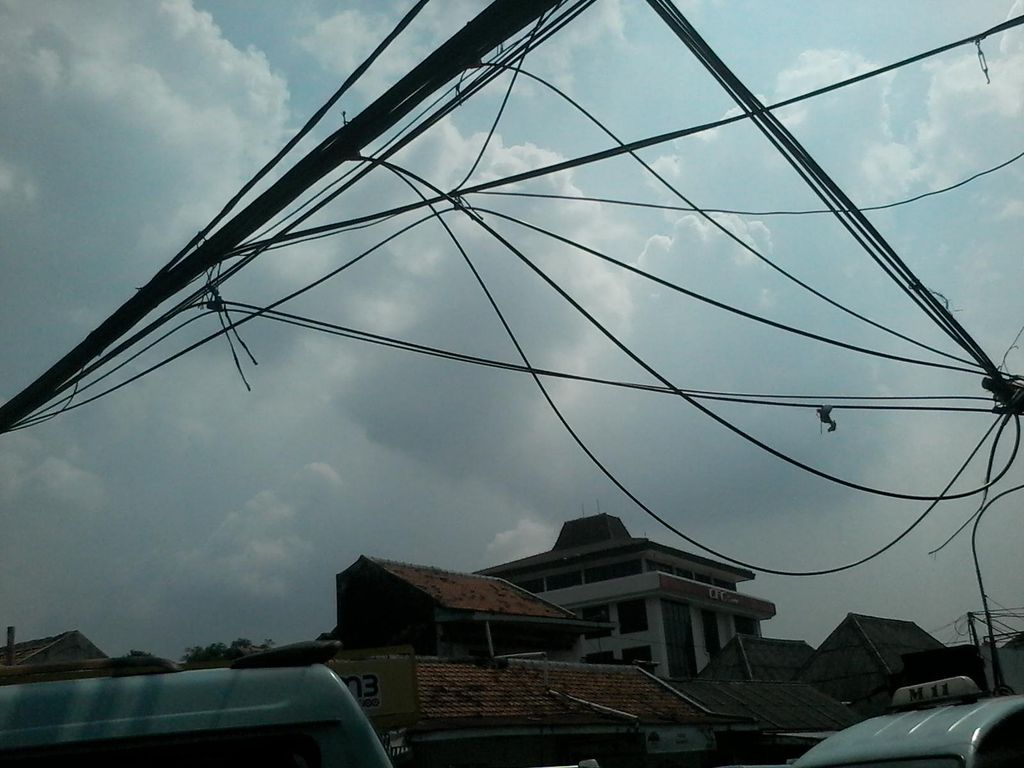 Fikri Tewas Kesetrum Saat Ambil Layangan Tersangkut di Kabel Fikri Tewas Kesetrum Saat Ambil Layangan Tersangkut di Kabel