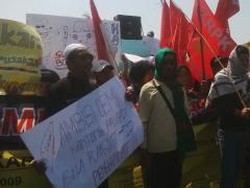 Santri dan Warga Tuntut Tambang Kapur di Blitar Ditutup