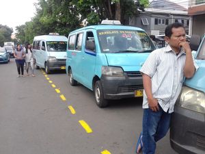 Pengguna Jalan Keberatan dengan Adanya Jalur Ngetem Khusus Mikrolet 44