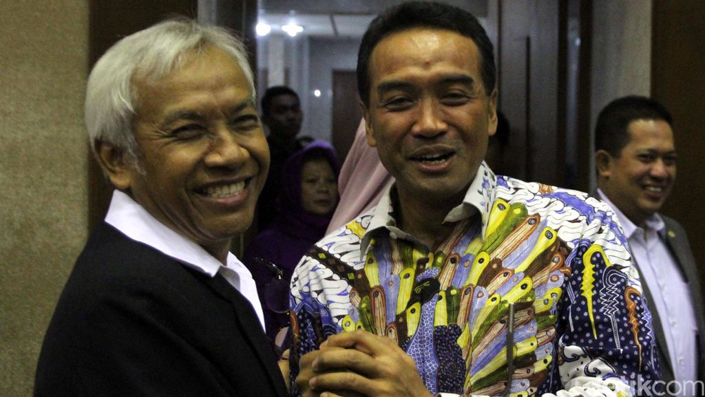 Teguh Juwarno Dilantik Jadi Ketua Komisi VI DPR Teguh Juwarno Dilantik Jadi Ketua Komisi VI DPR