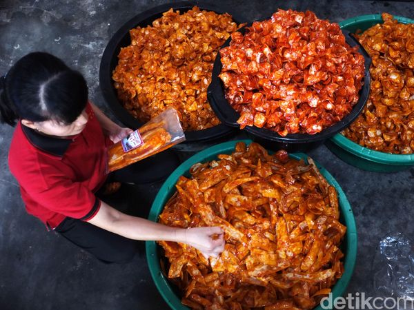 Melihat Pembuatan Keripik Sanjai Balado