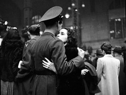 Foto-foto Romantis, Kisah Cinta Para Prajurit Dunia di Masa Perang