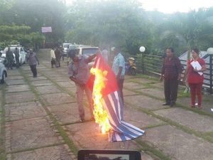 Bendera Bintang Kejora Dibakar di Jayapura Bendera Bintang Kejora Dibakar di Jayapura