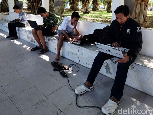 Ngenet di Taman Pohon Sawit di TMP Banyuwangi Yuk!
