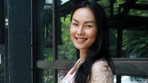 Kalina Tampil Berkebaya Pink