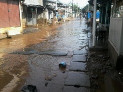 Kali Angke Meluap, Jalan di Sawangan Depok Tergenang