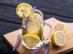 Baikkah Minum Air Lemon Hangat di Pagi Hari untuk Hati?