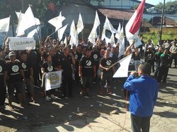 Buruh Perusahaan Kayu Lapis Baca Surat Yasin Tuntut Pengurangan Jam Kerja