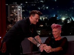 Nge-fans Berat, Pink Histeris Saat Dipertemukan dengan Johnny Depp