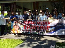 Jurnalis Jepang Kagumi Pantai Pulau Merah dan Api Biru Ijen Banyuwangi