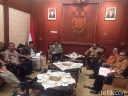 Tekan Harga Gula, Gubernur Jatim: Kita Perbesar Operasi Pasar