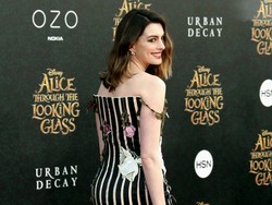 Anne Hathaway Rayakan 15 Tahun The Princess Diaries