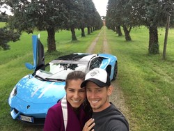 Mesranya Casey Stoner dan Istri Pakai Lamborghini Aventador di Italia