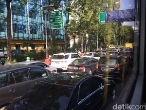 Jalan MT Haryono Macet Parah, Kendaraan Terkunci di Pancoran