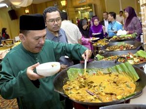 Ngakak! Dikira Restoran, Satu Keluarga Ini Makan di Rumah Orang Ngakak! Dikira Restoran, Satu Keluarga Ini Makan di Rumah Orang