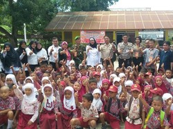 Saat Polisi Menjadi Guru Bahasa Inggris Bagi Anak SD