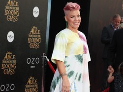 So Sweet! Tak Menang Grammy, Pink Dapat Piala dari Suami di Rumah