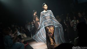 Peragaan Busana Karya Denny Wirawan