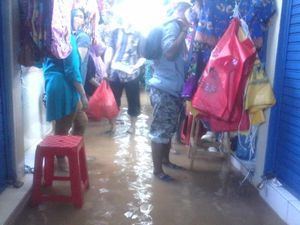 Kali Pesanggrahan Meluap, Pasar Cipulir Banjir Semata Kaki