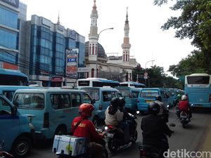 Demo Sopir Mikrolet 44 di Tebet Dibubarkan Polisi