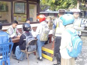 Cara Unik Polres Ngawi Tindak Pelajar yang Berkendara Tanpa SIM dan Helm