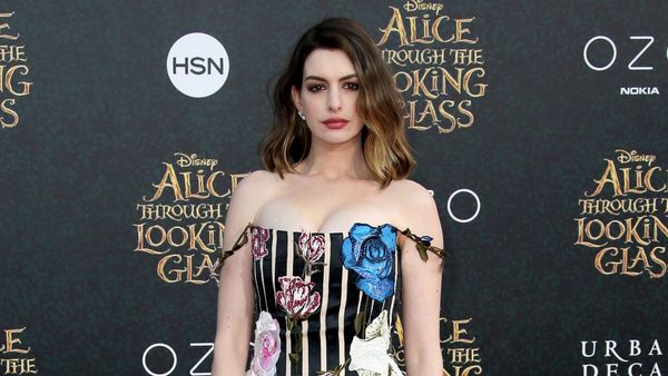 Hot Mom Alert! Anne Hathaway Makin Seksi Pasca Melahirkan