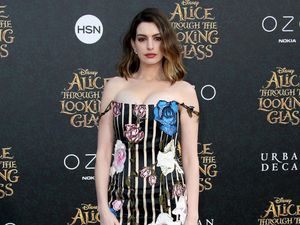 Hot Mom Alert! Anne Hathaway Makin Seksi Pasca Melahirkan Hot Mom Alert! Anne Hathaway Makin Seksi Pasca Melahirkan