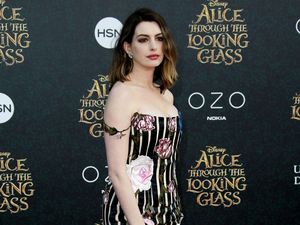 Anne Hathaway Ingatkan Wanita Agar Tak Malu dengan Tubuh Pasca Melahirkan Anne Hathaway Ingatkan Wanita Agar Tak Malu dengan Tubuh Pasca Melahirkan