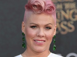 Bosan Jalani Isolasi, P!nk Mabuk dan Cukur Rambutnya Sendiri